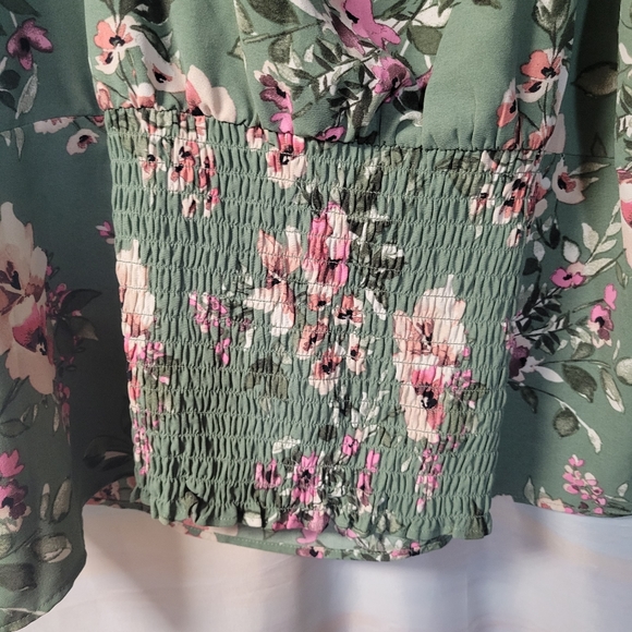 The General Good NWOT Green Floral Smocked Back Blouse Size 2X - Picture 3 of 4